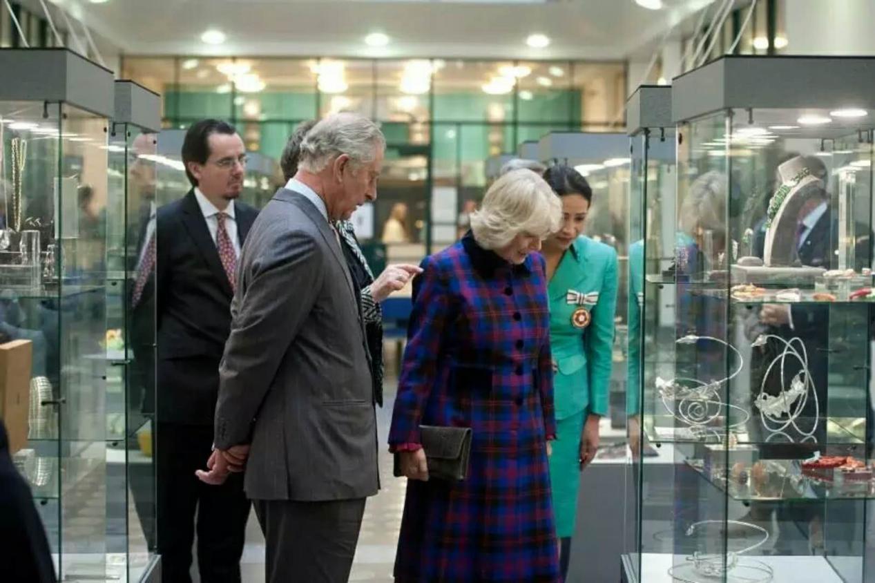 查尔斯王子参观珠宝学院