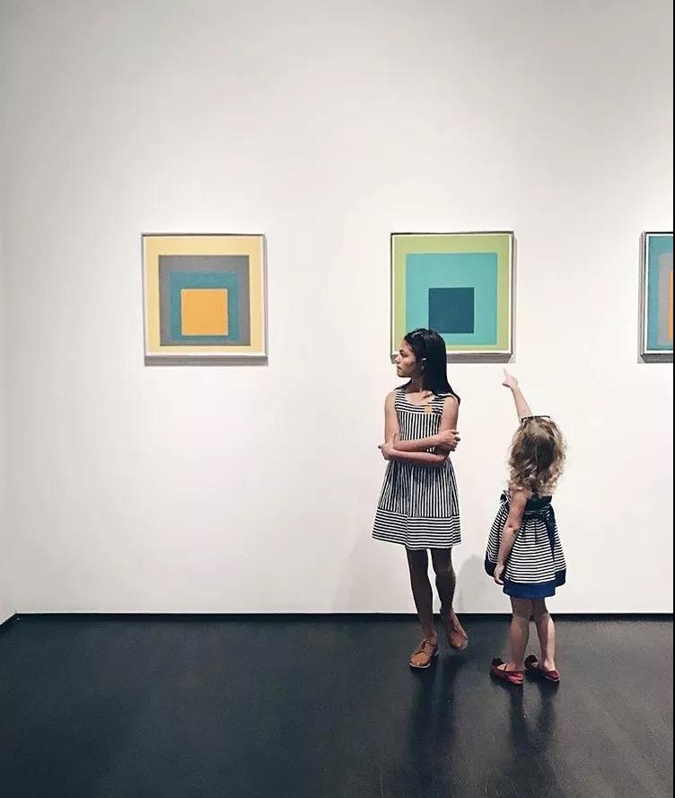 参观LACMA（洛杉矶艺术博物馆）的孩子