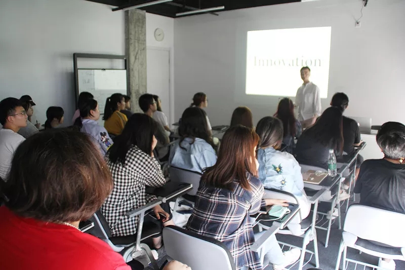 学术主持姜节泓教授用一个下午的时间和大家聊了聊关于“创新”以及“艺术策展”的话题