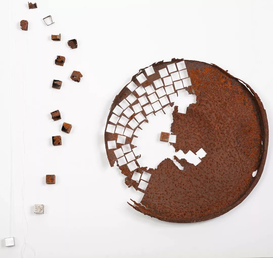 Anna Lorenz   物品  十五个钢立方体的分解过程